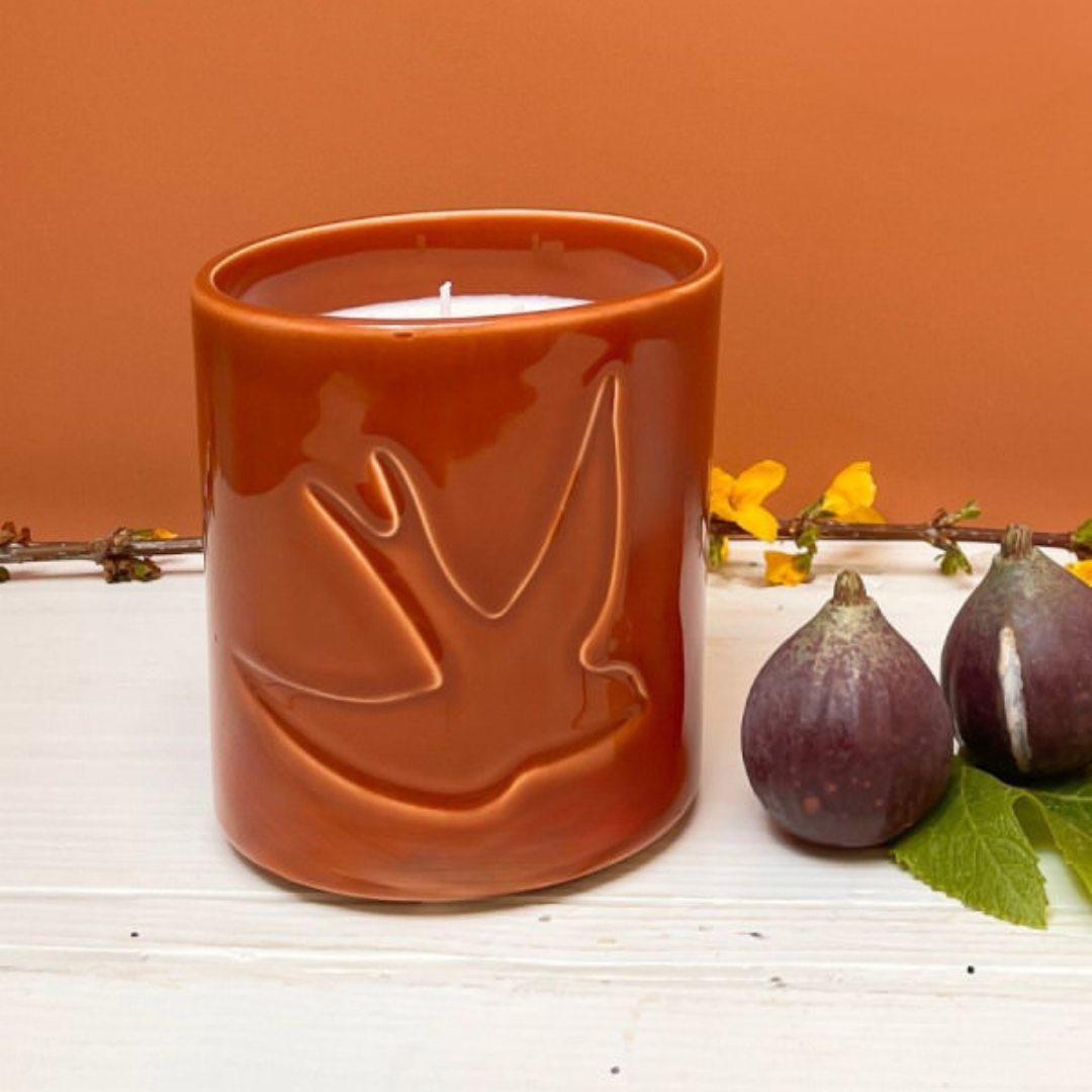 Bougie artisanale Monochromic cire végétale, notes olfactives figue rose violette, pot céramique 600g