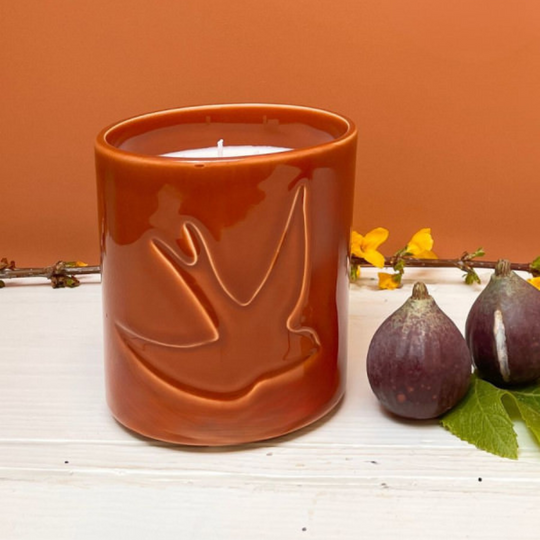 Bougie artisanale Monochromic cire végétale, notes olfactives figue rose violette, pot céramique 600g