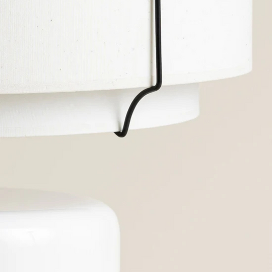 Luminaire Totem Aurélie Richard coloris blanc finition brillante et mate armature métallique