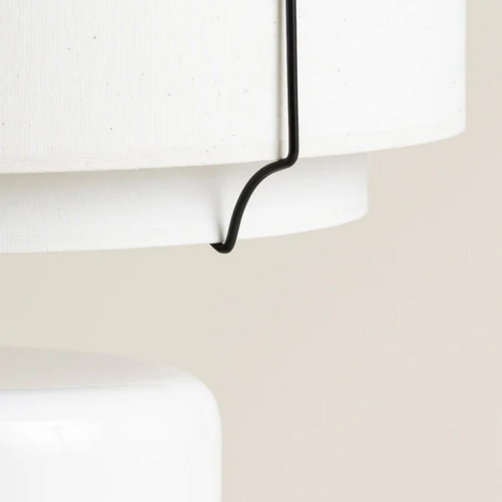 Luminaire Totem Aurélie Richard coloris blanc finition brillante et mate armature métallique