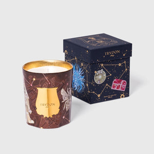 Bougie Trudon Libra diffusant son parfum boisé et ambré