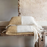 Détail texture laine coussin Van bronze blanc contraste design épuré