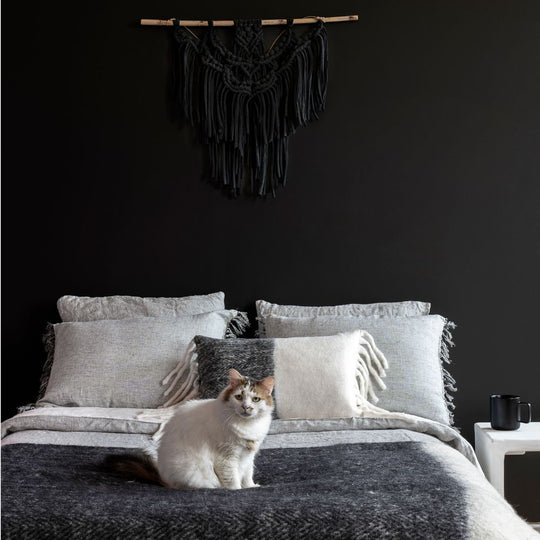Coussin Van posé sur canapé, décoration intérieure élégante noir blanc