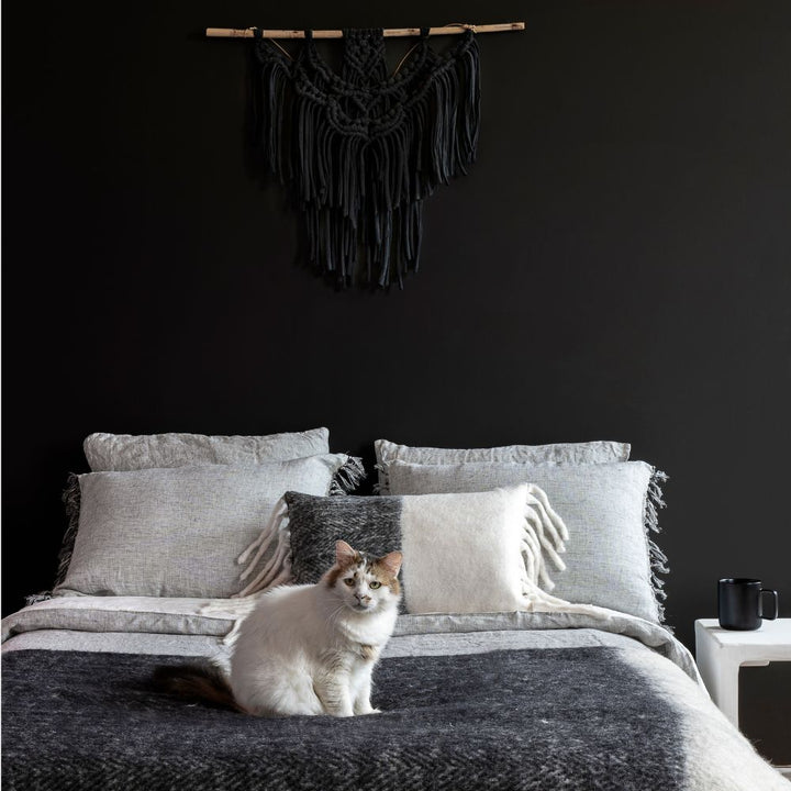 Coussin Van posé sur canapé, décoration intérieure élégante noir blanc