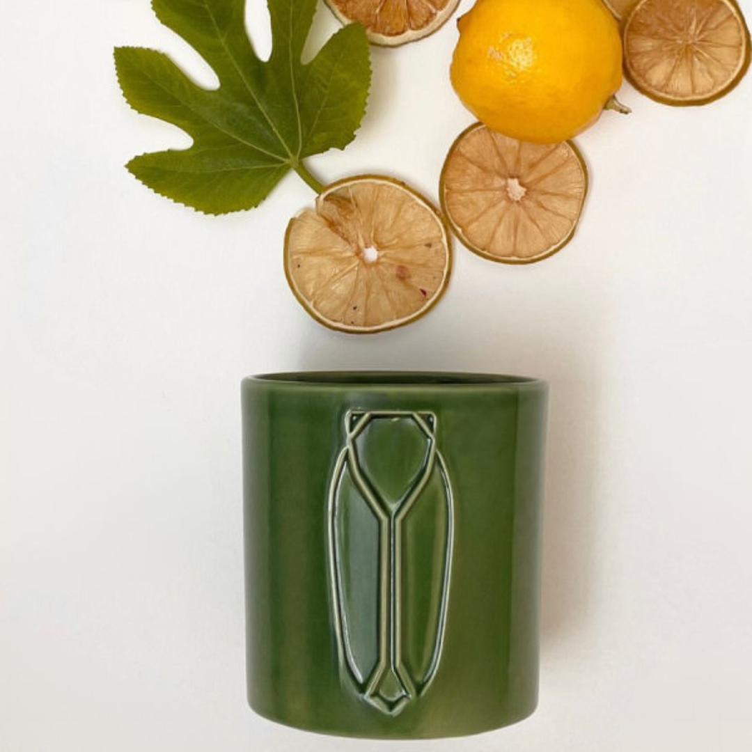 Bougie parfumée Monochromic Escapade en Provence dans contenant céramique cigale, décoration méditerranéenne artisanale