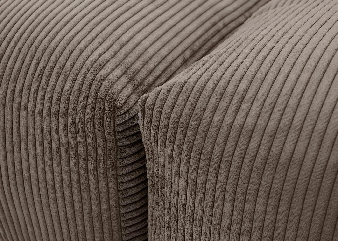 Le Velours Côtelé (Cord Velours) : ultra-doux, robuste et indémodable.