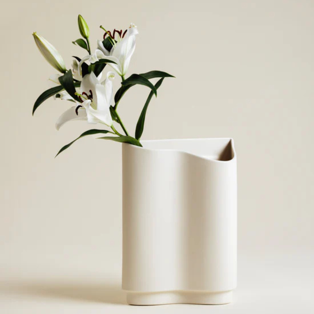 Vase Vibration blanc satin Charolles 1844 avec courbes sinueuses et lignes dynamiques