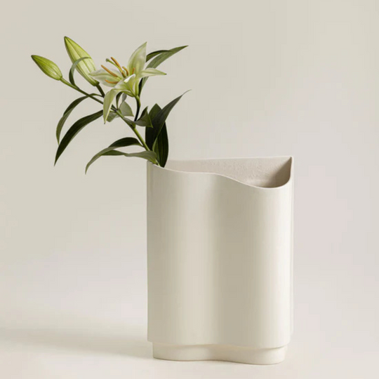 Vase Vibration Charolles 1844 en faïence ivoire texturée avec courbes sinueuses et lignes dynamiques