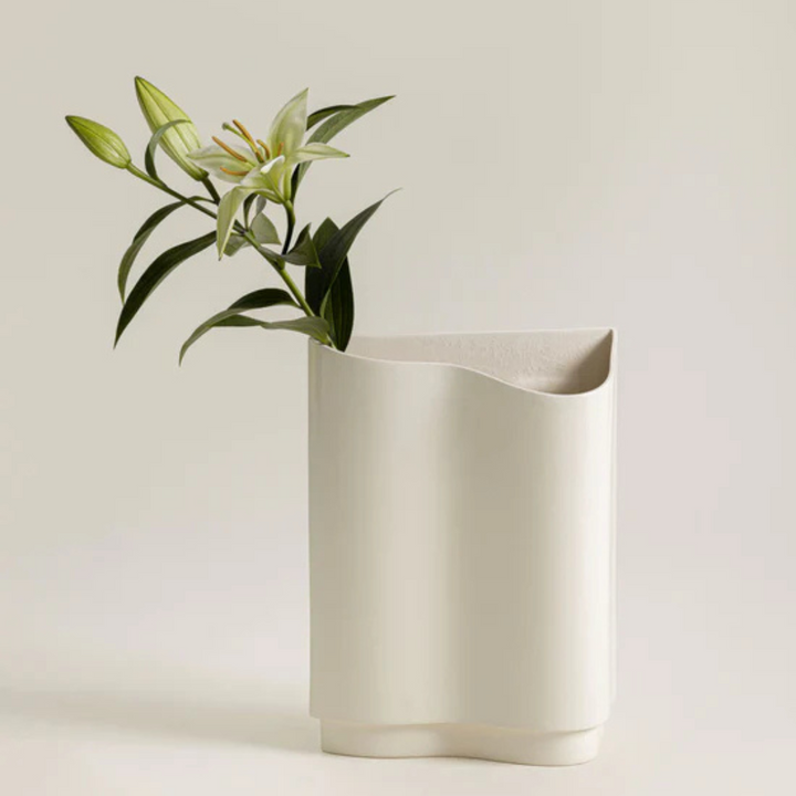 Vase Vibration Charolles 1844 en faïence ivoire texturée avec courbes sinueuses et lignes dynamiques