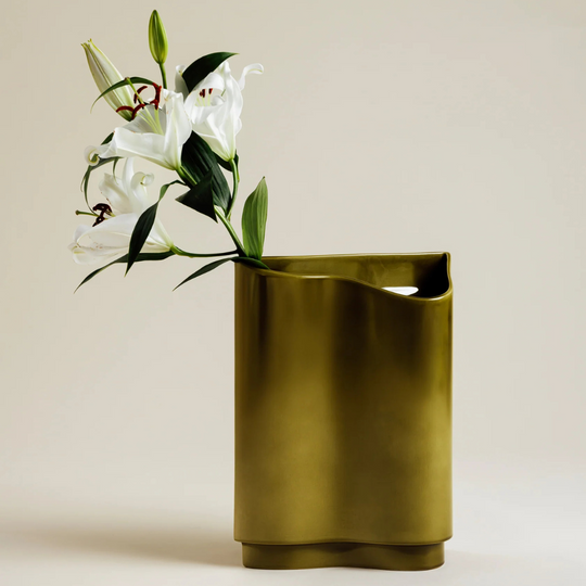 Vase Vibration olive de Charolles 1844 avec courbes sinueuses et lignes dynamiques en faïence satinée