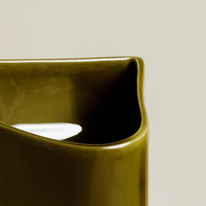 Vase artisanal Vibration couleur olive, design contemporain de Charolles, 350mm de hauteur