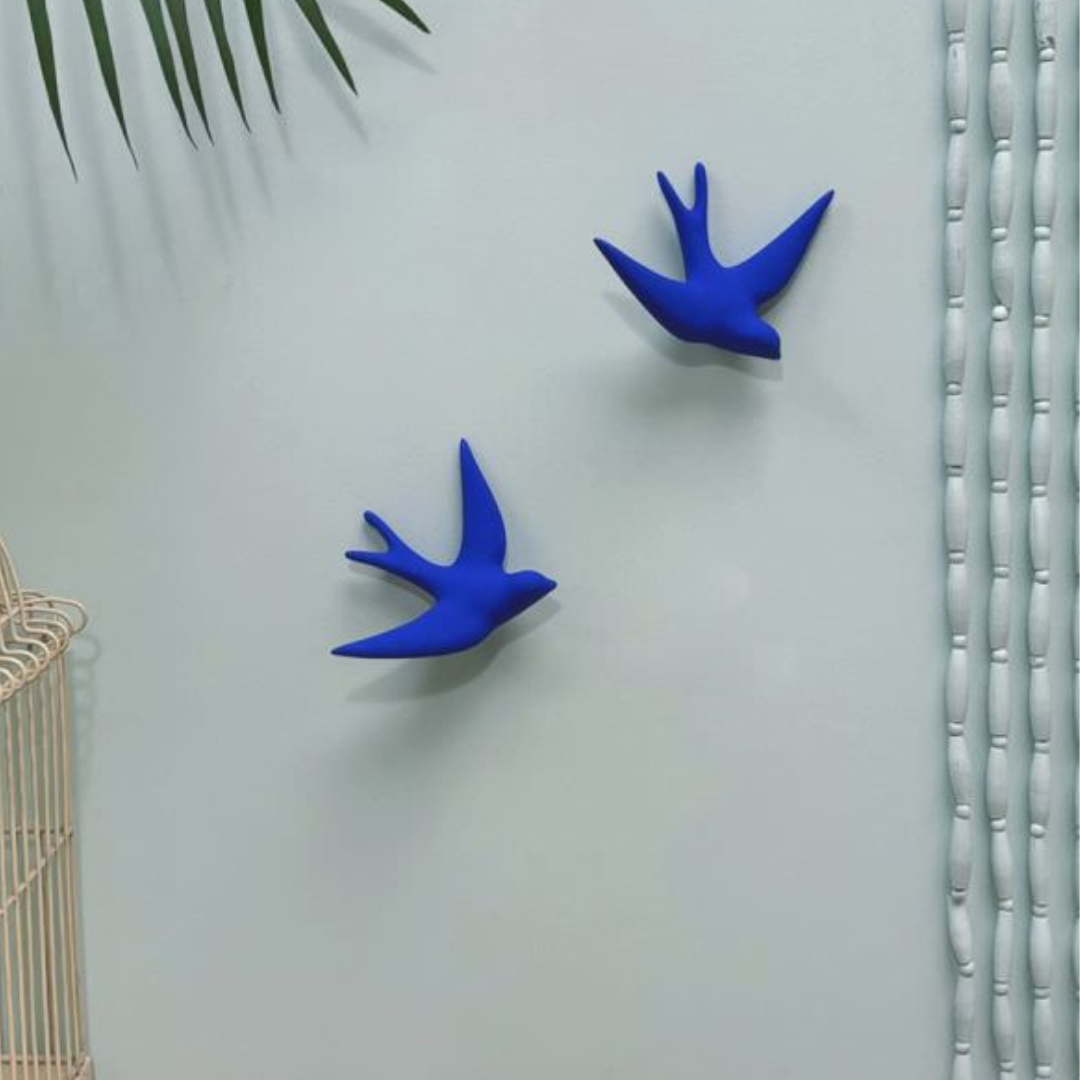 Hirondelle Volage Monochromic en céramique bleu outremer, décoration murale artisanale fabriquée en Provence