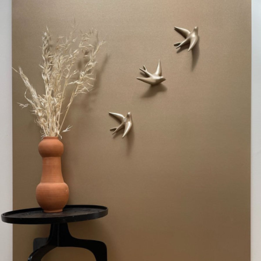 Sculpture céramique Hirondelle Volage Monochromic finition or blanc, décoration murale artisanale de luxe