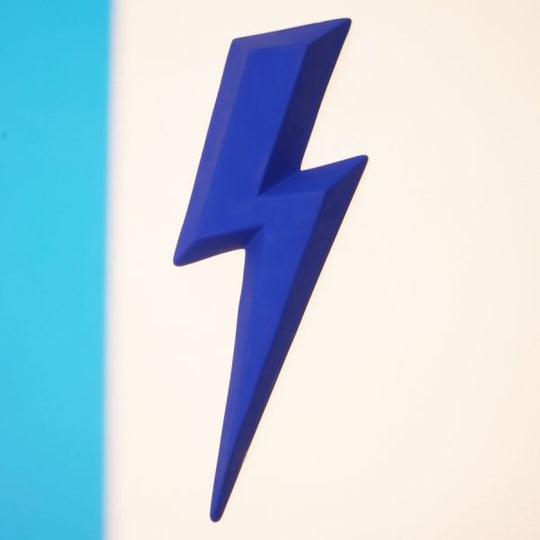 Ziggy Monochromic bleu outremer Klein sculpture céramique faite main