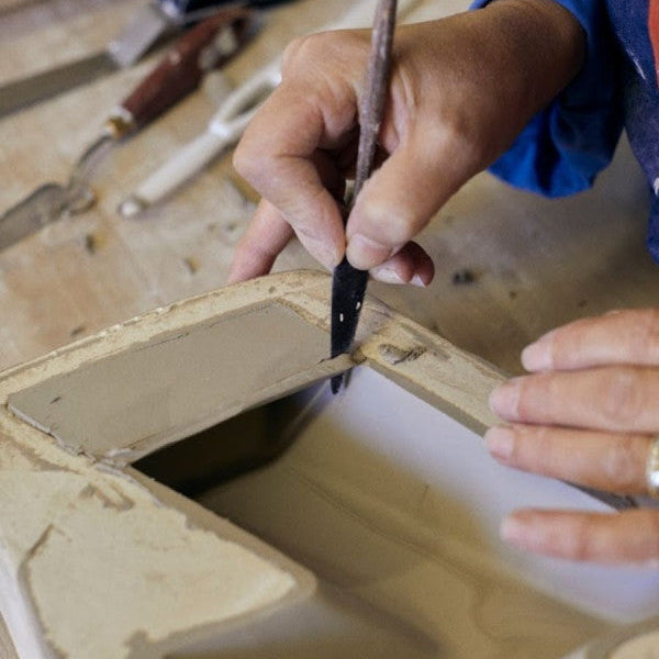 Objet de décoration mural Ziggy en céramique sculptée, style graphique et minimaliste