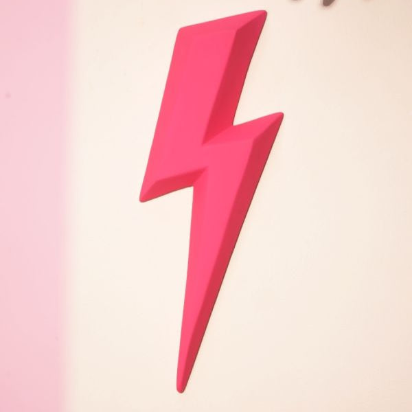 Objet céramique Ziggy Monochromic, éclair rose fluo à suspendre ou poser, création artisanale