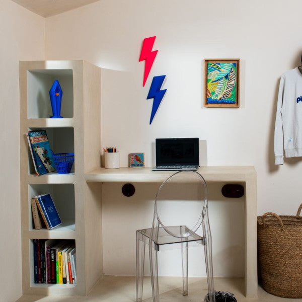 Pièce unique céramique Ziggy bleu Klein à suspendre ou poser contre mur