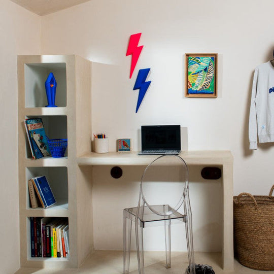 Pièce unique céramique Ziggy bleu Klein à suspendre ou poser contre mur